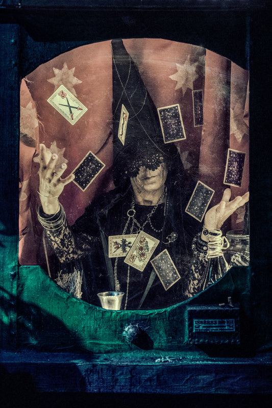 Florian Sanna aka Abuz One - Photographe Auteur et Artiste Visuel - Mauvaizeleve - Entre 4 Murs - Les Zotres - Divination - Mme Blind
